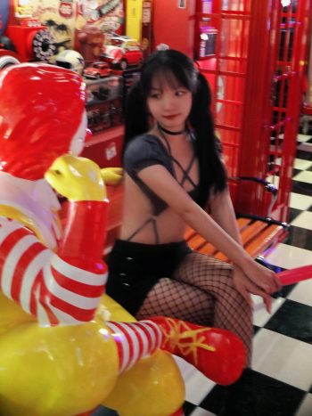 图片[3]-网格丝袜的清纯双马尾小姑娘-漫镜吧
