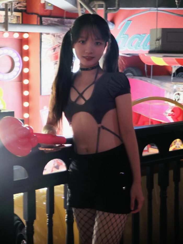 网格丝袜的清纯双马尾小姑娘-漫镜吧