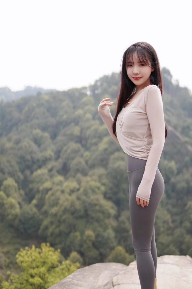 穿瑜伽裤爬山的长发少女-漫镜吧