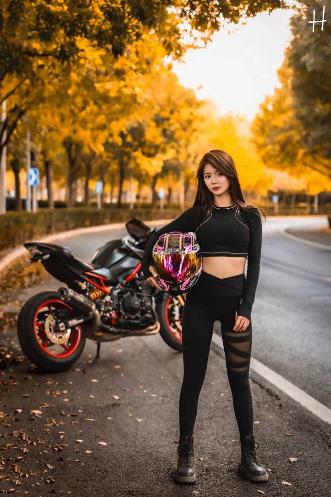 骑摩托车的瑜伽裤美女身材太好了！-漫镜吧