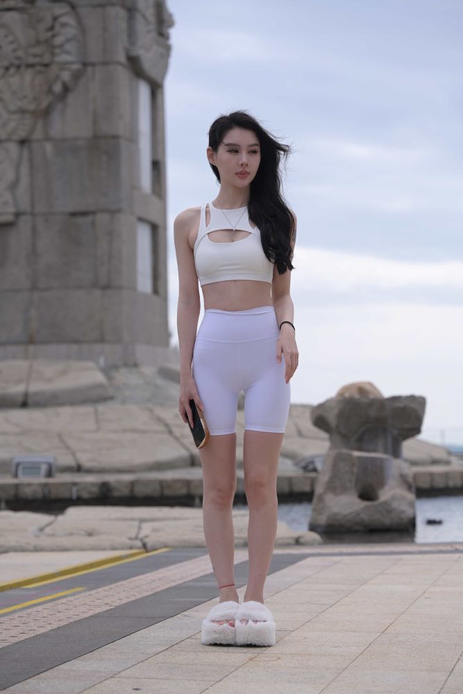 白色瑜伽套装长发美女（715P）84011-漫镜吧
