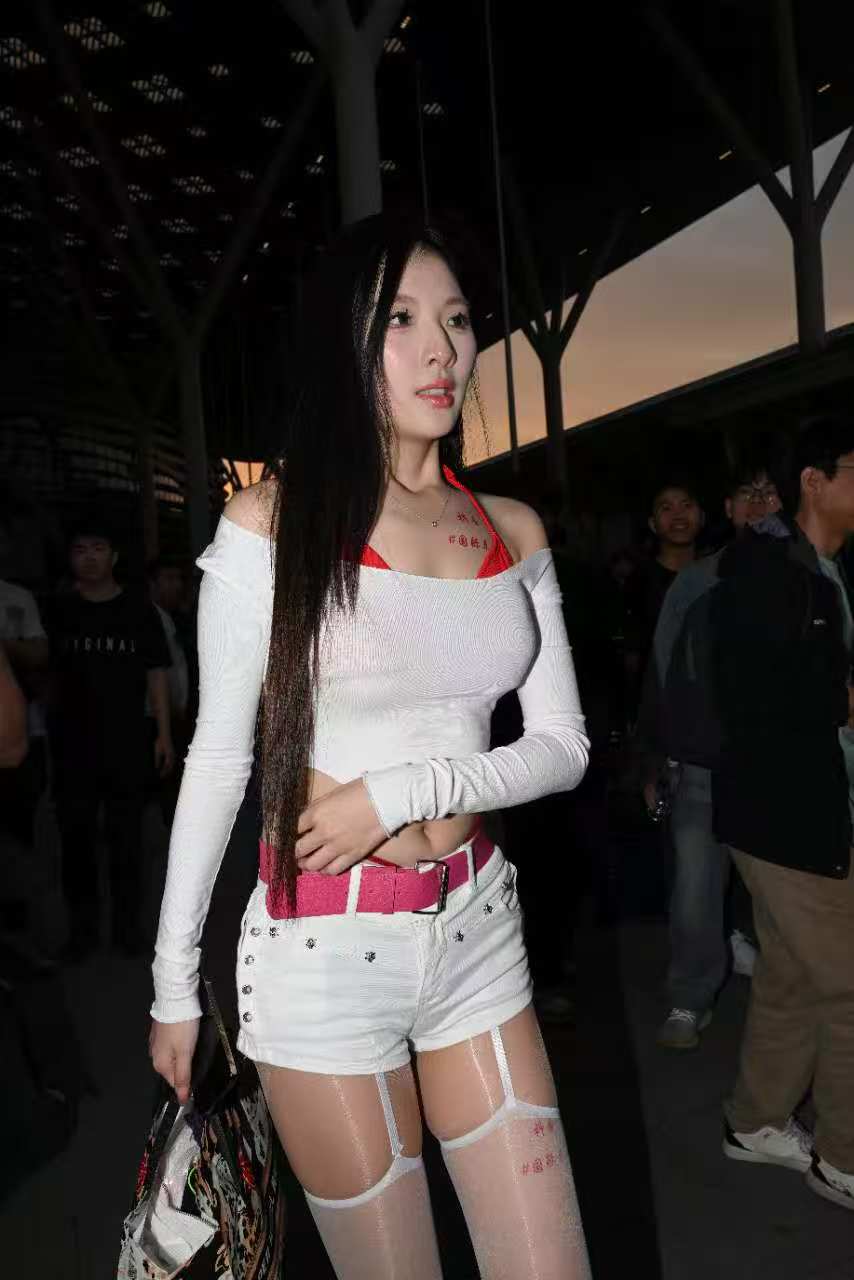 【免费】白色短裤配白丝（68P）-漫镜吧