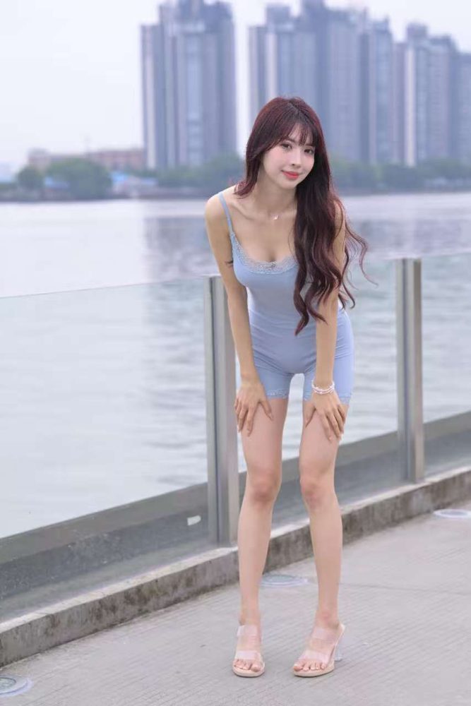 蓝色连体短裤小姐姐（1012P）84018-漫镜吧