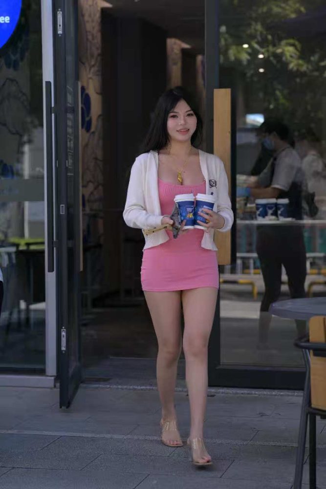 粉色吊带丰腴美女（886P）84053-漫镜吧