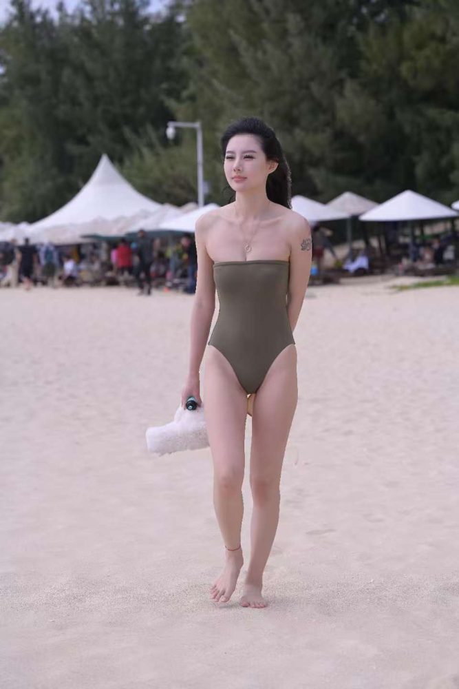 海边抹胸泳装漂亮小姐姐（906P）84054-漫镜吧
