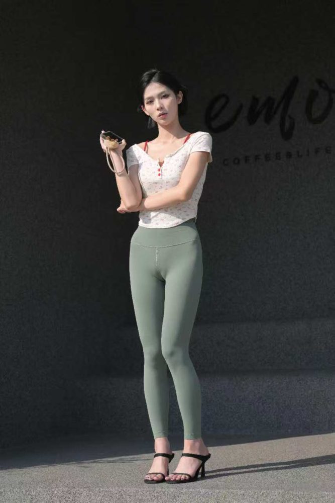 绿色瑜伽裤清纯小姐姐（1027P）84059-漫镜吧