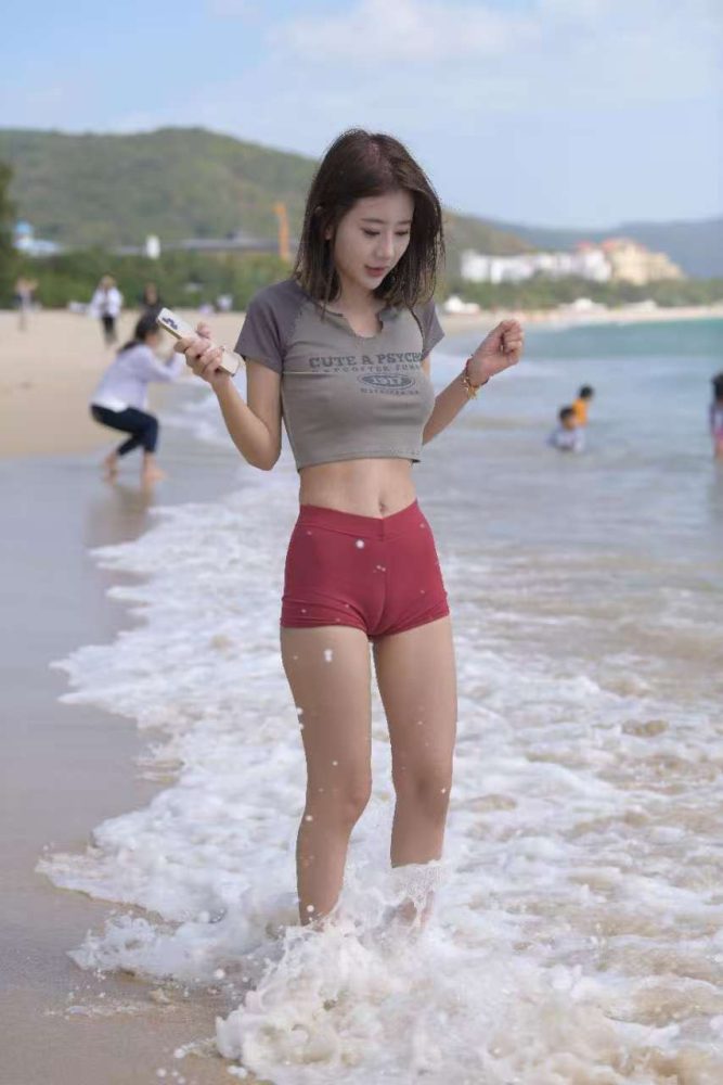 海边红色热裤美女（784P）84101-漫镜吧