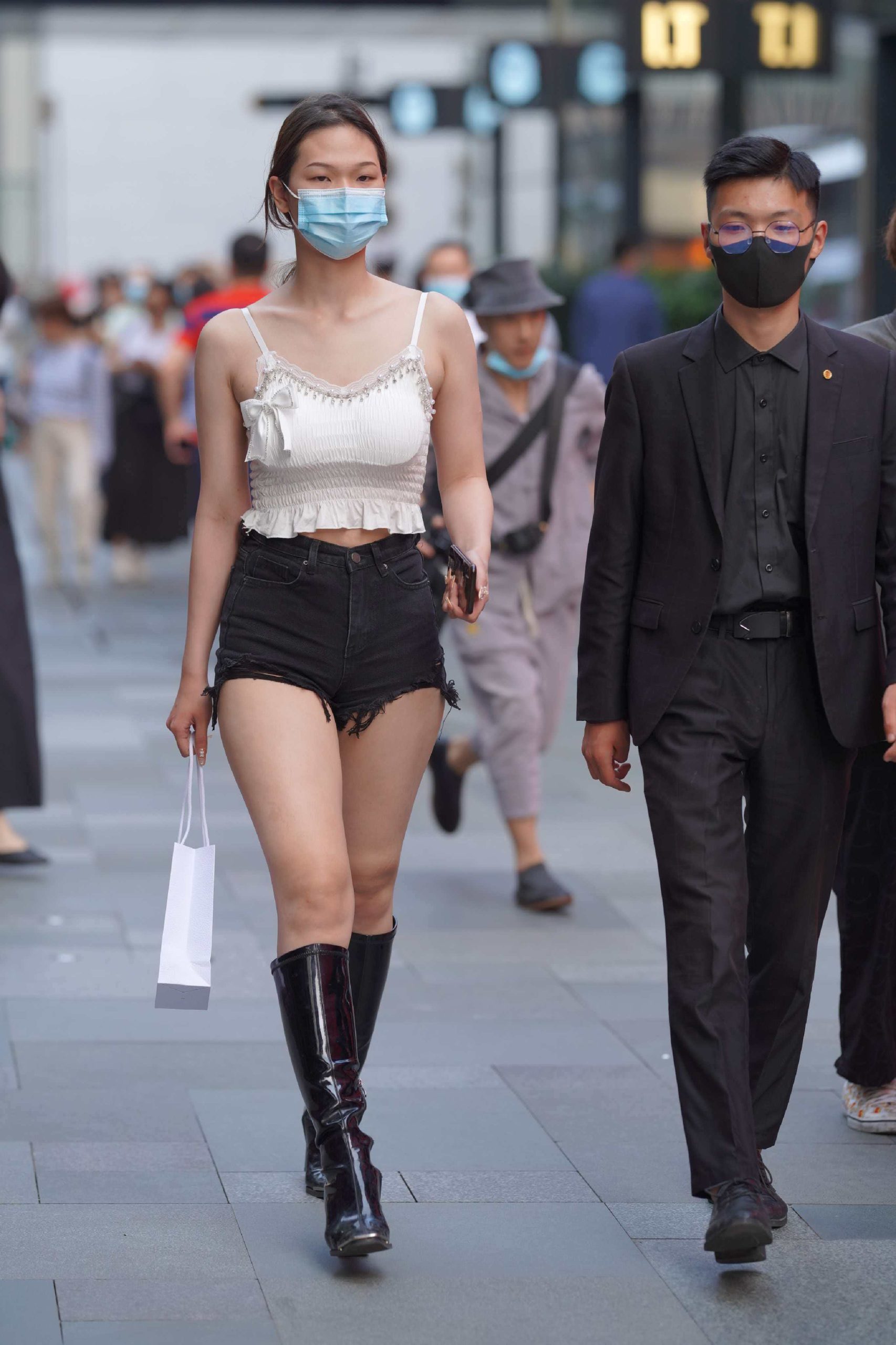 街拍作品 长靴短裤黑白搭配[140P+1V1.67GB]-漫镜吧