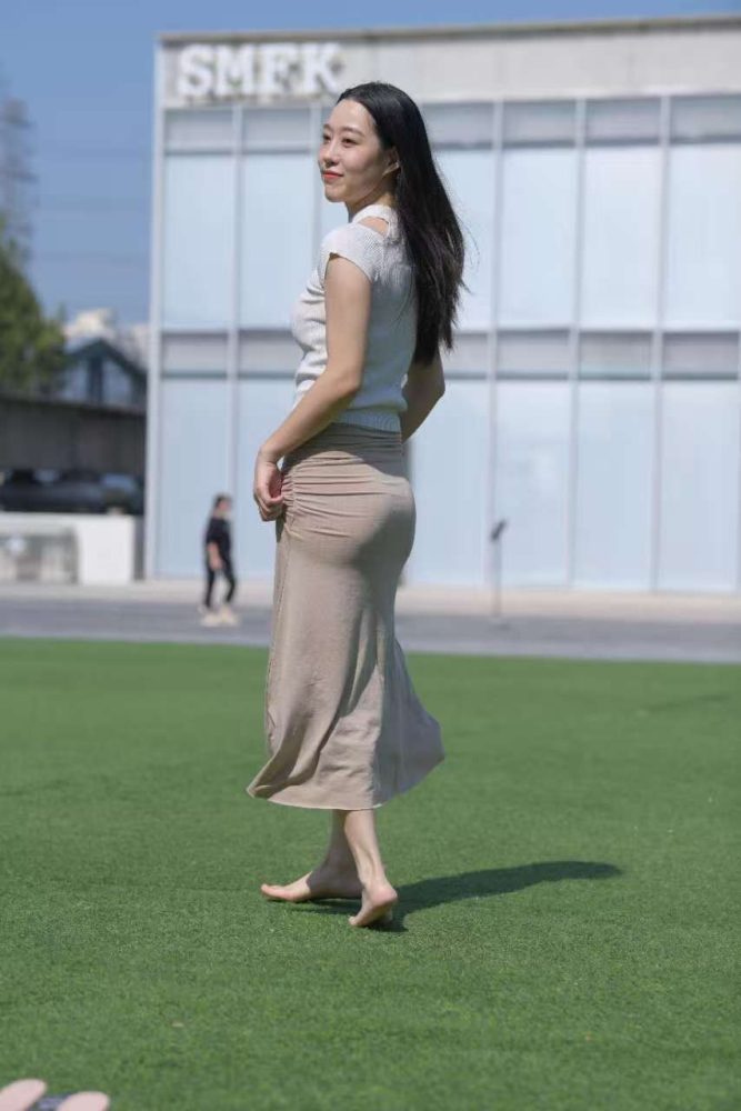 白色T恤灰色长裙清纯美眉（793P）87029-漫镜吧