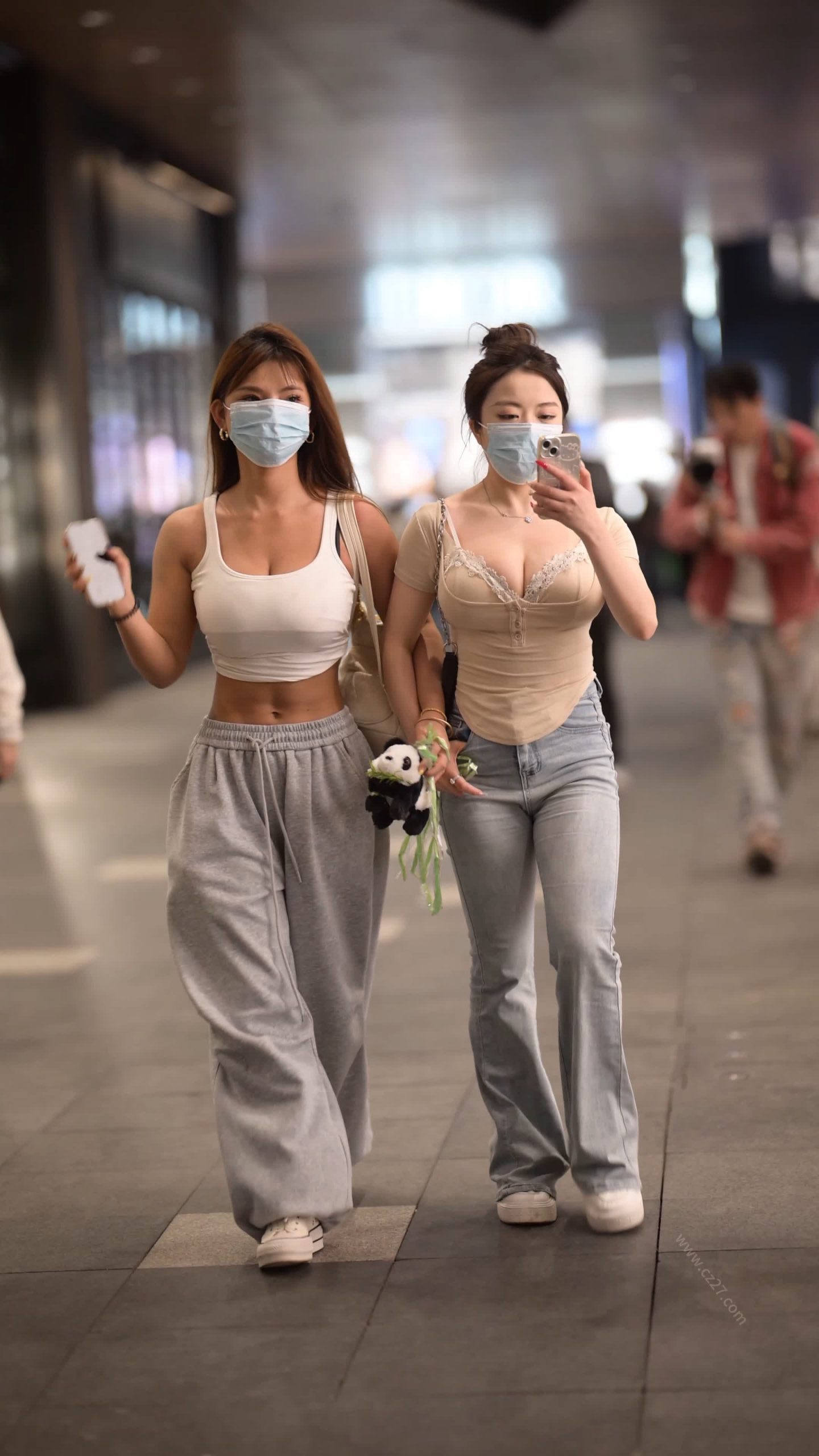 图片[2]-橙子摄影 街边丰腴美女-漫镜吧