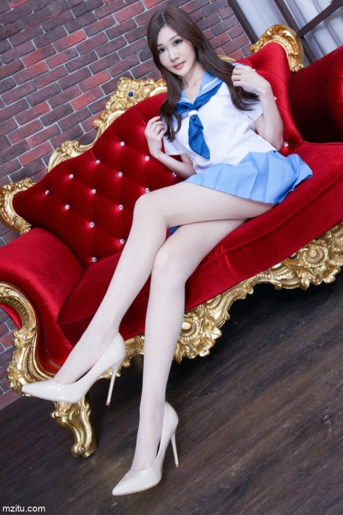 成熟迷人的美少妇，美腿纤细白皙真性感-漫镜吧