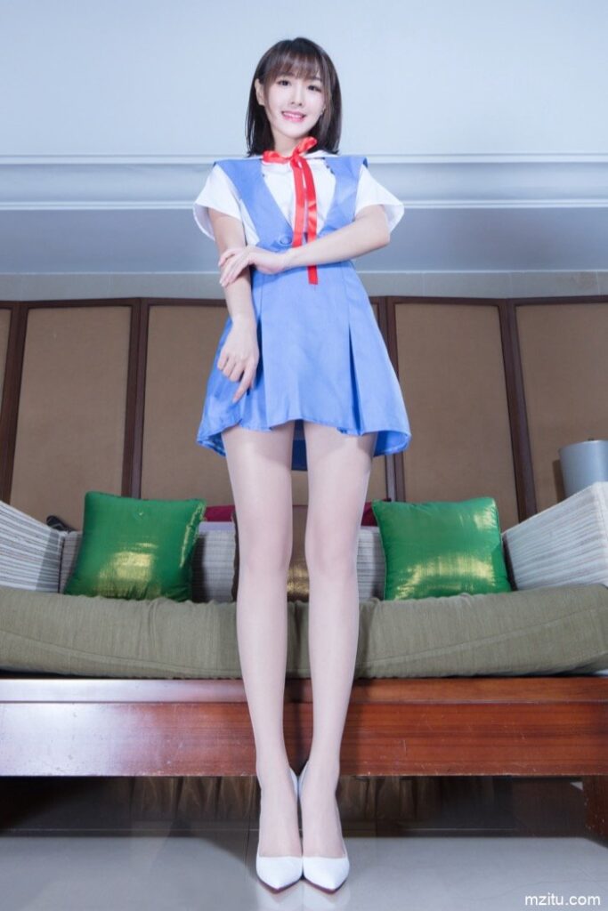 台湾妹子好甜美，一双大白腿让人移不开眼！-漫镜吧