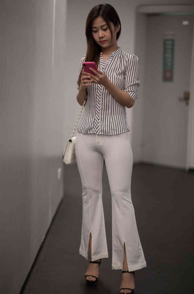 逛书店的白色紧身裤女孩【450P】04040-漫镜吧