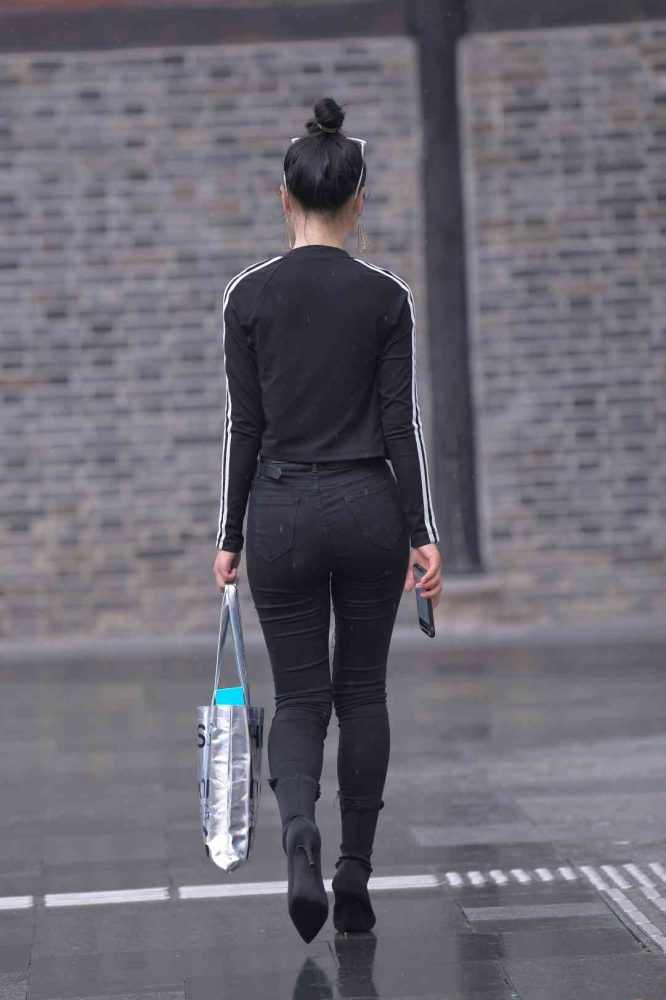 【免费】酷酷的紧身牛仔裤女人【7P】04038-漫镜吧