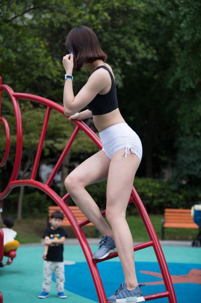 在户外玩耍的白色短裤漂亮姑娘【239P】00061-漫镜吧