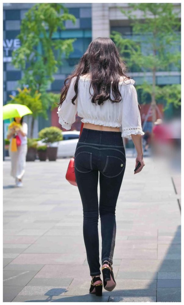 紧身牛仔裤卷发姑娘 J1726 103P-2.28GB-漫镜吧