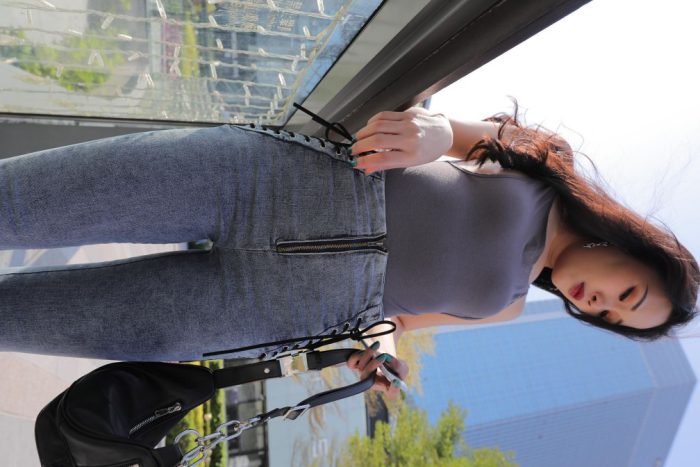 漂亮的紧身牛仔裤长发女孩【474P】00059-漫镜吧