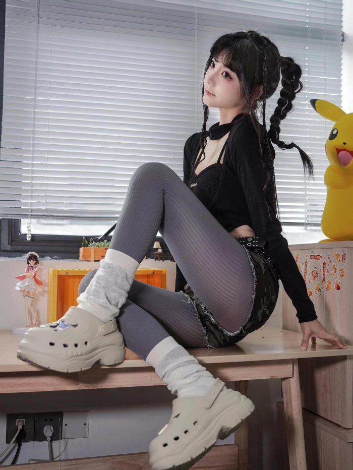 牛仔热裤+灰丝姑娘玩自拍-漫镜吧