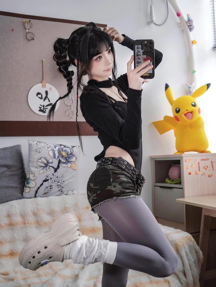 牛仔热裤+灰丝姑娘玩自拍-漫镜吧