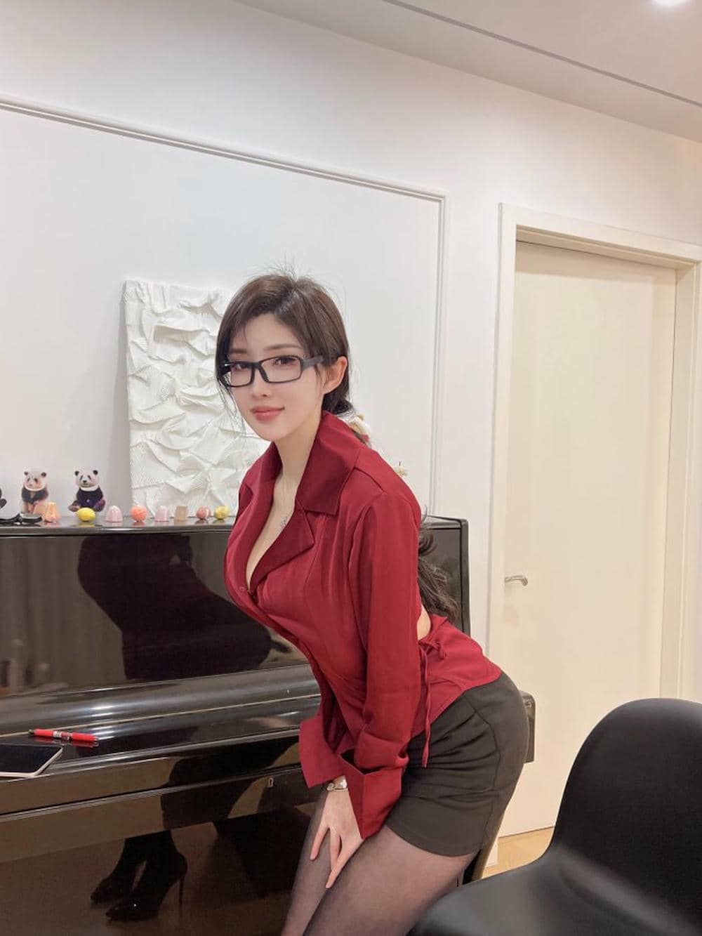 周妍希 黑丝钢琴老师[36P97MB]-漫镜吧