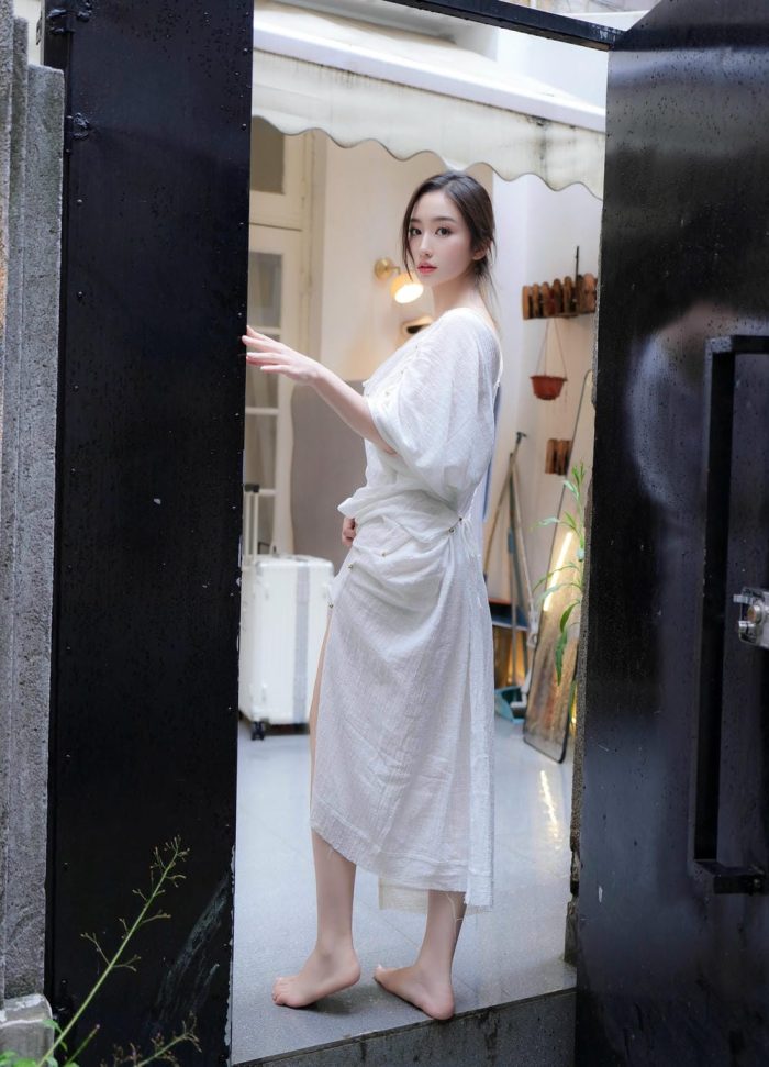 楠芝 白色长裙美女画家[84P1.79GB]-漫镜吧