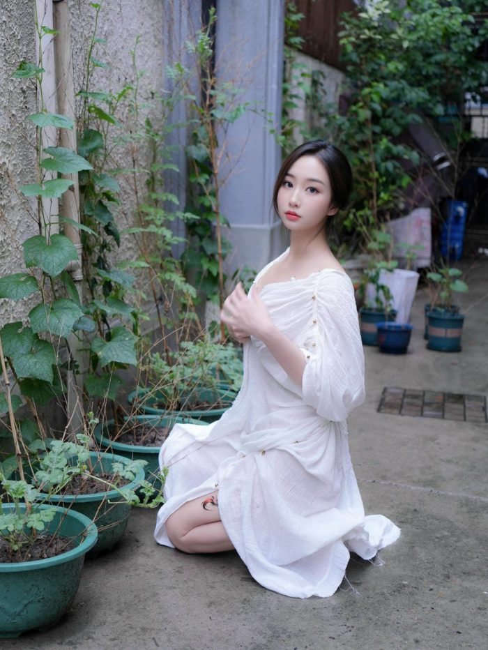 楠芝 白色长裙美女画家[84P1.79GB]-漫镜吧