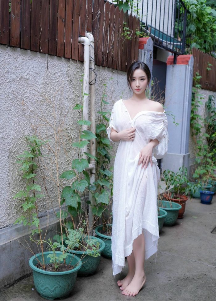 楠芝 白色长裙美女画家[84P1.79GB]-漫镜吧