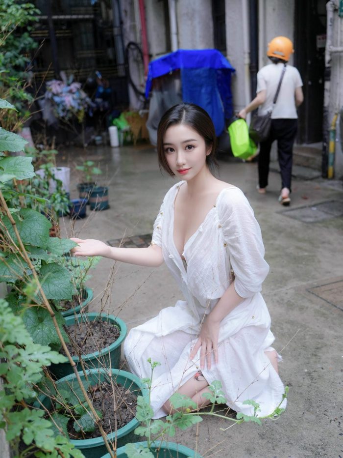 楠芝 白色长裙美女画家[84P1.79GB]-漫镜吧